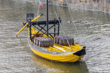 Rabelo teknesi Douro Nehri 'nde yüzüyor Porto, Portekiz' de şarap fıçıları taşıyor.