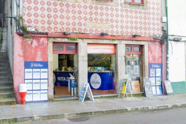 Portekiz 'de fayanslarla kaplı bir binadan Douro River turları satan bir seyahat şirketi.