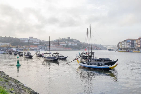 Rabelo tekneleri Porto, Portekiz 'deki Douro Nehri kıyılarına demirlemiş, şarap fıçıları taşıyorlardı.