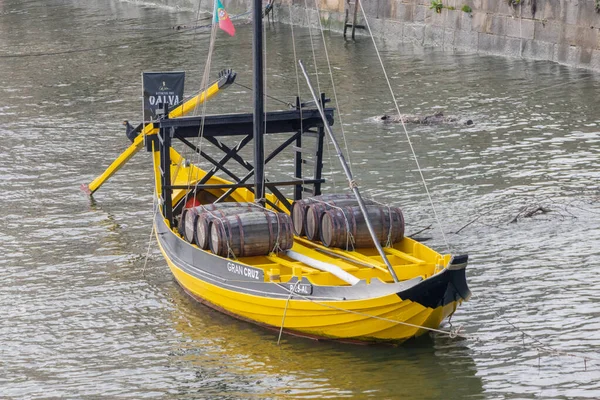 Rabelo teknesi Douro Nehri 'nde yüzüyor Porto, Portekiz' de şarap fıçıları taşıyor.
