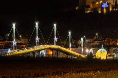 Alcacer Sal Köprüsü sado Nehri 'ni aydınlatıyor Noel ışıkları ve yıldızlarla