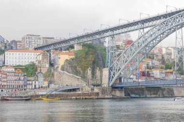 Tarihi şehrin iki kıyısını geleneksel haham teknelerine bağlayan çelik köprü.