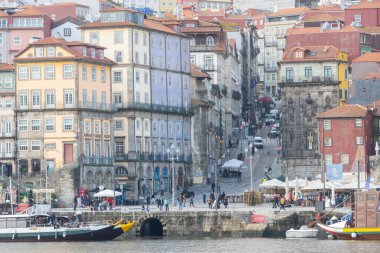 Ribeira bölgesi tarihi binaları Douro nehri kıyısı boyunca tekne ve insanlarla dolup taşıyor.