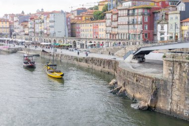 Ribeira, Douro Nehri 'nde yüzen geleneksel haham teknelerini sergiliyor.