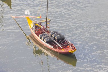 Porto, Portekiz 'deki Douro nehrinde yüzen şarap fıçılarını taşıyan Rabelo teknesi.