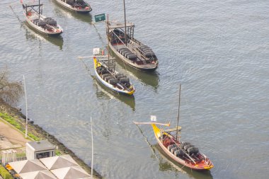 Portekiz, Portekiz 'deki Douro Nehri' nde yüzen Rabelo tekneleri.