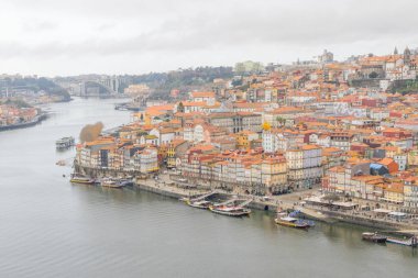 Porto şehrinin renkli evleri geleneksel teknelerin yer aldığı Douro Nehri kıyısı boyunca uzanır.