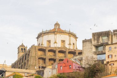 Serra Manastırı Pilar Kilisesi ve Portekiz 'in yamaçlarındaki renkli evler