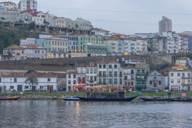 Vila nova de gaia geleneksel haham tekneleriyle muhteşem bir nehir kenarı sahnesi sunar.