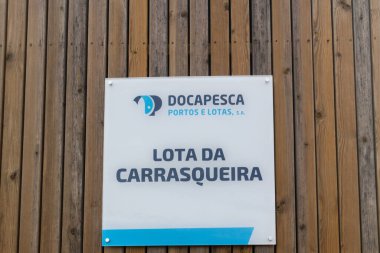 Kırsal ahşap bir duvarda docapesca lota da carrasqueira imzası