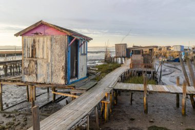 Tahta iskeleler ve ayaklıklar üzerindeki balıkçı kulübeleri Portekiz 'deki eşsiz, geleneksel mimariyi yansıtıyor.