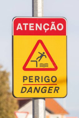 Sarı ve kırmızı uyarı işareti suya düşme tehlikesini gösteriyor.