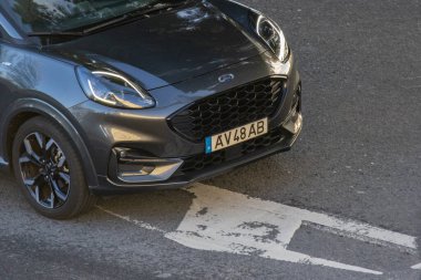 Ford puma arabası asfalt bir yolda, geçen bir şerit okuyla.