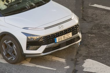 Beyaz hyundai bayon kompakt araç park yeri şehir caddesi üzerinde