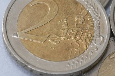 Avrupa 'da finans, ekonomi ve nakit parayı temsil eden 2 avroluk madeni paraya yakından bak