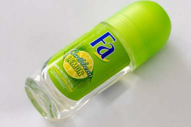 Fa Karayip limonlu rulo beyaz arka planda deodorant