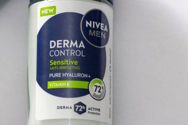 Nivea Men derma kontrol hassas anti-tedirgin edici anti-terletici ürün etiketi göstermektedir