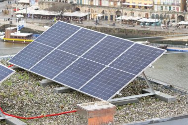 Douro nehrine ve tarihi ribeira bölgesine bakan yeşil çatıdaki güneş panelleri