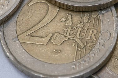 Avrupa para birimi ve ekonomisini temsil eden iki avroluk madeni paraya yakından bak