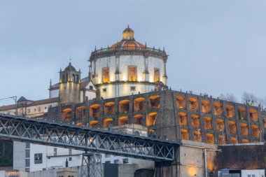 Günbatımında manastır ve köprü yapısını aydınlatan Porto şehir ışıkları