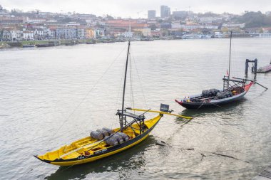 Geleneksel haham tekneleri arka planda vila nova de gaia ile Douro nehrinde demirliyor.