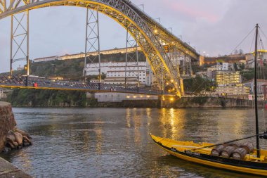 Luis, Porto ve Gaia 'yı Douro nehrine bir haham teknesiyle bağlayan köprü.