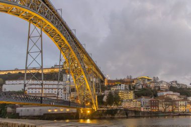 Luis Köprüsü, Porto ve Vilayet Nova de Gaia 'nın aydınlık kıyılarını birbirine bağlayan şehir manzarasına hükmediyor.