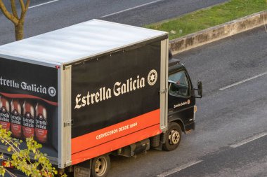 Estrella Galicia kamyonunun şehir caddesinde bira taşıması, lojistiği göstermesi