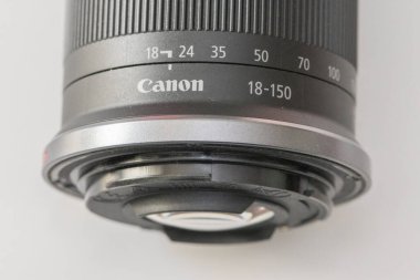 Kanon 18 150mm yakınlaştırma lensi beyaz arkaplana monte edilerek kapatılsın
