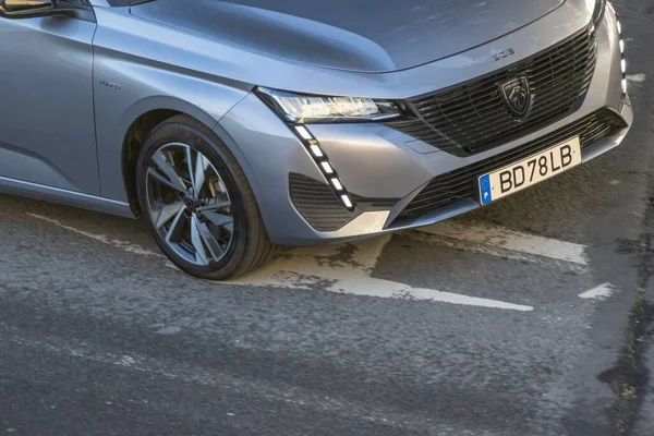 Yeni peugeot 308 hatchback farlı ve ızgaralı modern otomotiv tasarımı sergiliyor