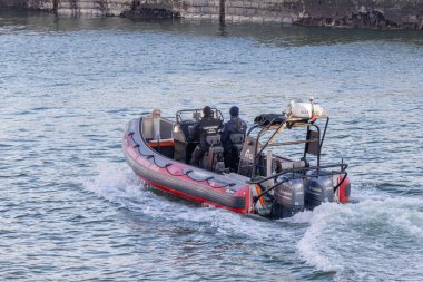 İtfaiyeciler Lizbon 'daki bir kurtarma botunda operasyon yürütüyor.