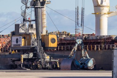 Toplu taşıyıcı Afrika mercanları Alcantara rıhtımına yanaştı, liebherr vinç kovasını gösteriyor.