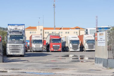 Alcantara, Lisbon 'daki Yilport liscont konteynır terminalinde birden fazla ticari kamyon park etmiş.