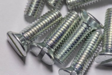 Kafası delik metal vidalar endüstriyel bir model oluşturuyor.