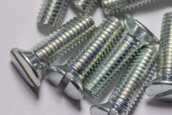 Kafası delik metal vidalar endüstriyel bir model oluşturuyor.