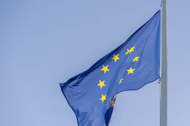 Mavi kumaş üzerinde sarı yıldızlı Avrupa Birliği bayrağı birlik ve siyaseti temsil ediyor