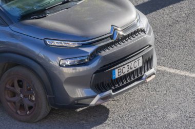 Gri metalik sitroen c3 havayolu geçiş aracı asfalt üzerinde