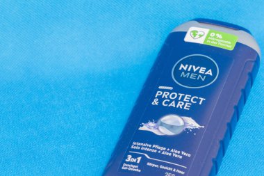 Nivealı erkekler duş jelini yüzde 0 mikroplastik formülle koruyor.