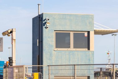 Mavi kontrol binasında güvenlik kameraları ve Alcantara rıhtımında bir kapı var.