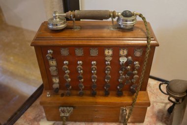 Antika iletişim cihazlı klasik ahşap telefon santrali.