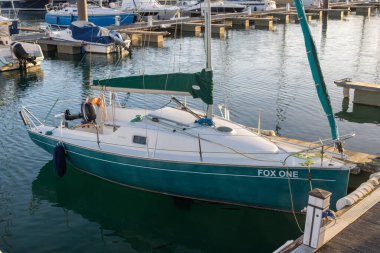 Fox Bir yelkenlisi Portekiz Cascais marinasında ahşap bir rıhtıma demirlemiş.