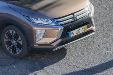 Bronz mitsubishi güneş tutulması plakalı SUv önü bir hava görüntüsü yakalıyor