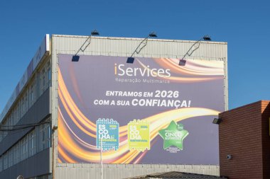 Bina duvarındaki büyük reklam panosunda iservices ödülü kazanan onarım hizmeti ve tüketici güveni sunuluyor