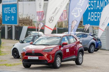 Toyota yaris, Sacavem, Portekiz 'de bulunan Caetano oto oto galerisinde sergileniyor.