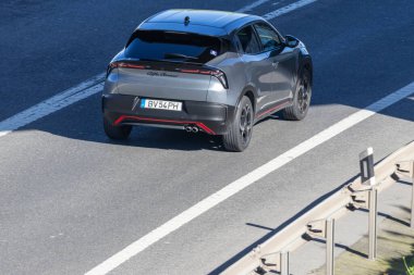 Gri alfa Romeo Junior SUv asfalt yolda ilerliyor.