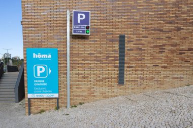 Ücretsiz müşteri park yeri olduğunu belirten parklı park yeri tabelası.