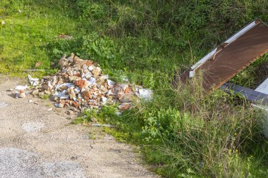 Kamu arazisini inşaat atıklarıyla doldurmak yasa dışı.