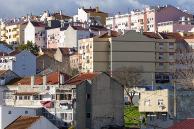 Lizbon şehir tepesi yoğun konut binaları ve kırmızı kiremitlerle dolu.