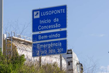 Mavi Lusoponte tabelası imtiyaz başlangıcını gösteriyor, şoförleri köprü yönetim alanına buyur ediyor