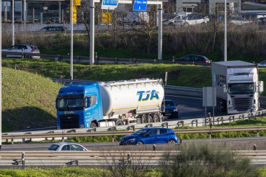 Lizbon metropolitan bölgesinde açık gökyüzünün altındaki çok şeritli bir otoyolda trafik ilerliyor.